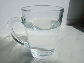 Alkotox tropft in ein Glas Wasser, Erfahrung mit der Verwendung des Produkts. 