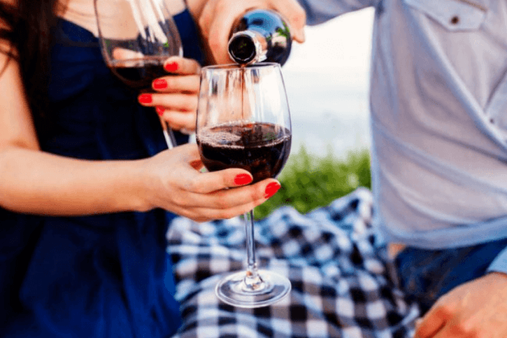 Wein ist das beste alkoholische Getränk für einen schönen Abend vor dem Sex. 