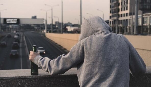 Trinken Sie Mann, wie man hilft, die Abhängigkeit zu überwinden