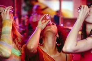 Mädchen trinken Alkohol, wie man aufgibt