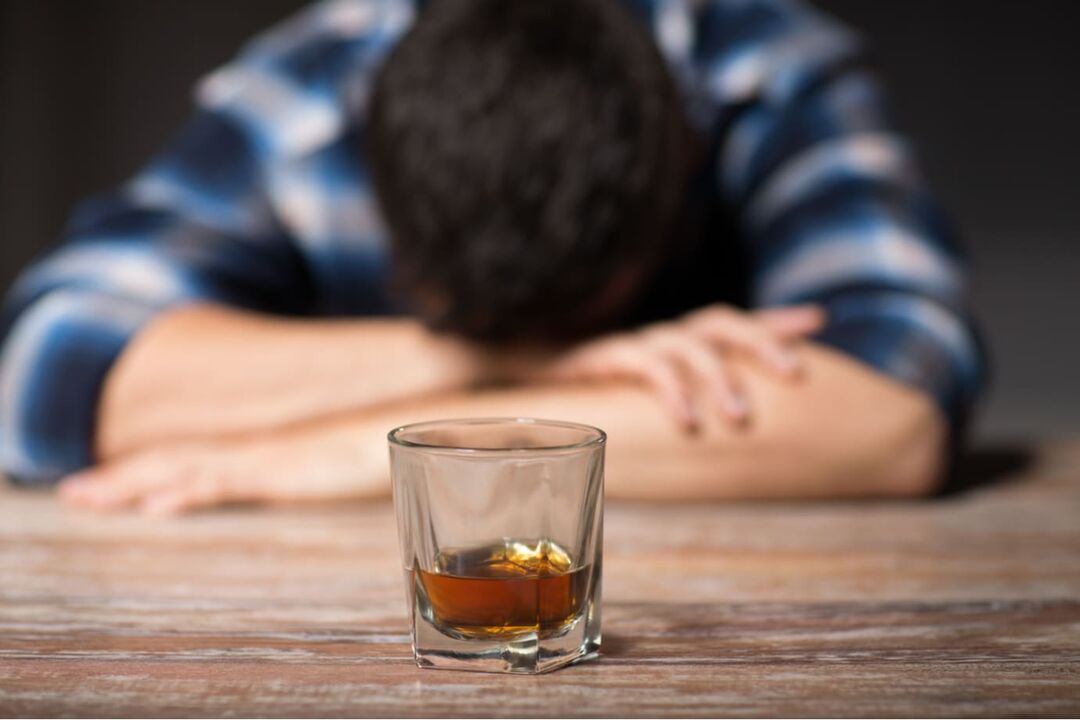 Schläfrigkeit kann eine Folge eines plötzlichen Alkoholentzugs sein